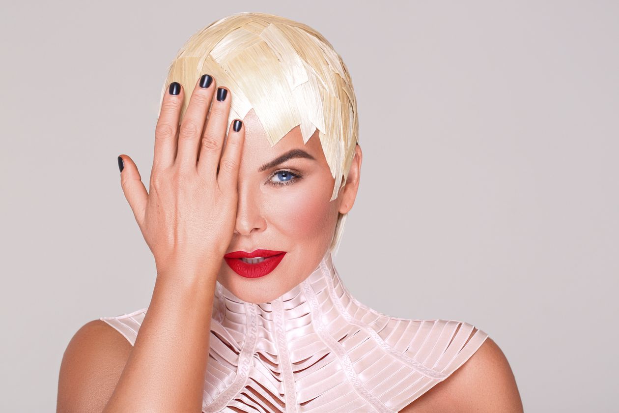 По стопам Кары Делевиль: Ассию Ахат чуть не побрили налысо